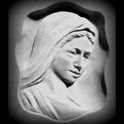 Basrelief des Gesichts der Madonna mit Schleier Aus Carrara-Marmor, personalisierbar ART21