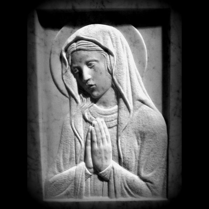 Bas-relief of the Madonna in prayer with clasped hands In Carrara marble, customizable ART30