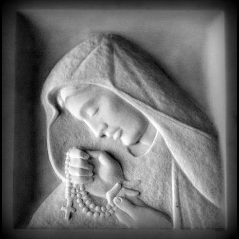 Basrelief der Madonna im Gebet mit Rosenkranz Aus Carrara-Marmor, personalisierbar ART31