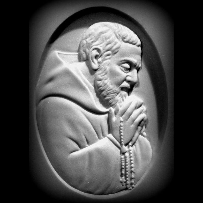 Bas-relief of Padre Pio in prayer with rosary In Carrara marble, customizable ART33