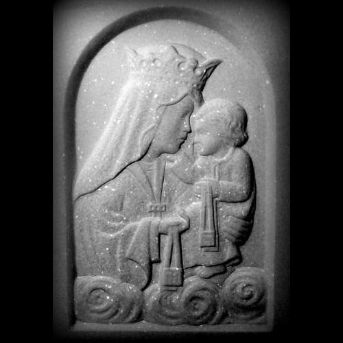 Bas-relief de la Madone assise avec l'Enfant En marbre de Carrare, personnalisable ART41